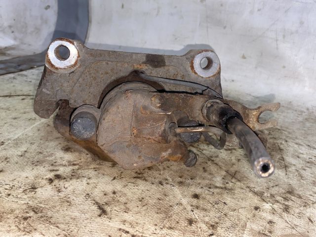 bontott AUDI A4 B7 Bal első Féknyereg Munkahengerrel