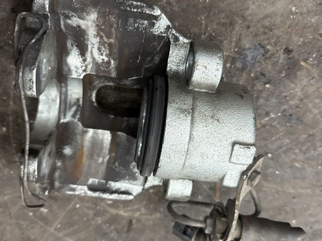 bontott AUDI A4 B7 Bal első Féknyereg Munkahengerrel