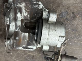 bontott AUDI A4 B7 Bal első Féknyereg Munkahengerrel