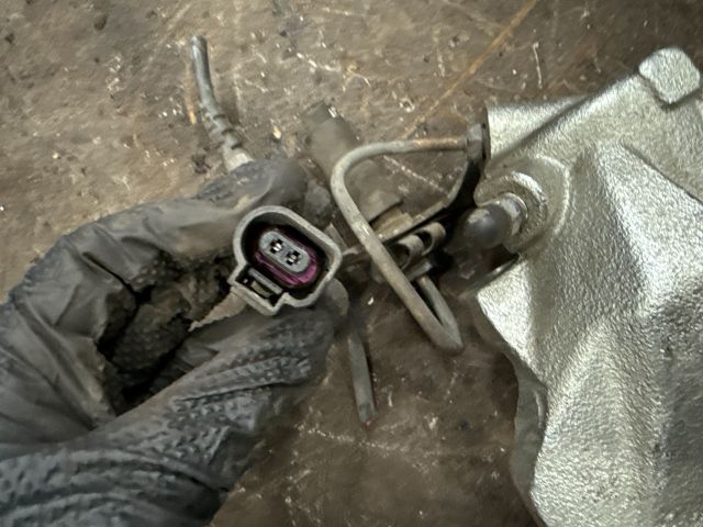 bontott AUDI A4 B7 Bal első Féknyereg Munkahengerrel