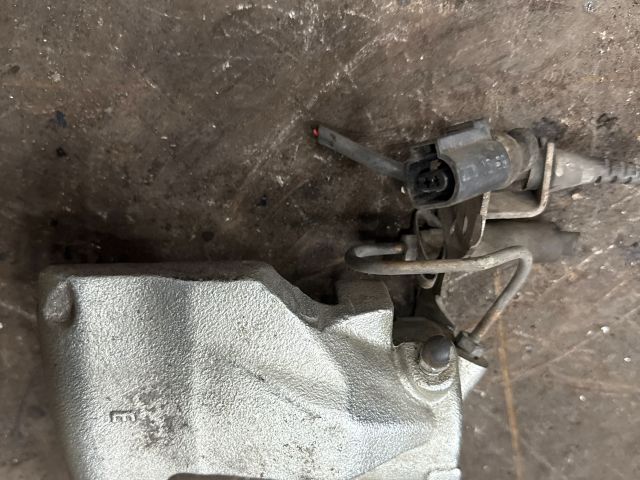 bontott AUDI A4 B7 Bal első Féknyereg Munkahengerrel