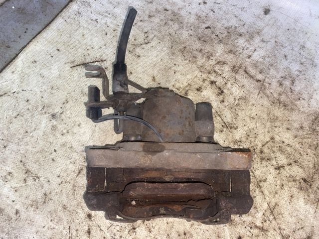 bontott AUDI A4 B7 Bal első Féknyereg Munkahengerrel