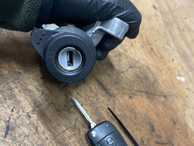 bontott AUDI A4 B7 Gyújtáskapcsoló Házzal