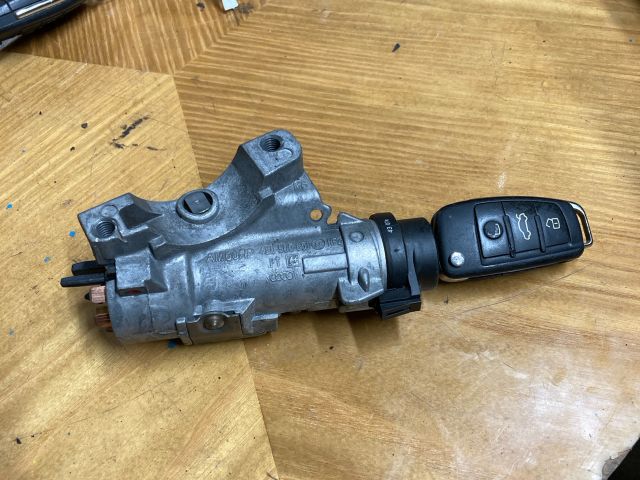 bontott AUDI A4 B7 Gyújtáskapcsoló Házzal