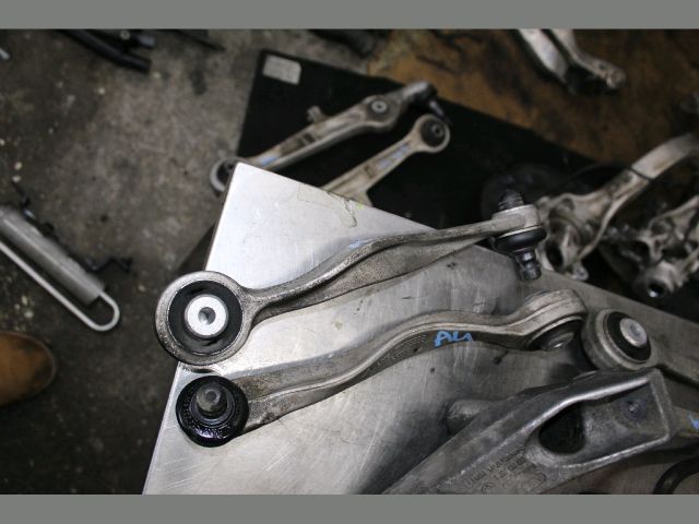 bontott AUDI A4 B7 Jobb első Lengőkar