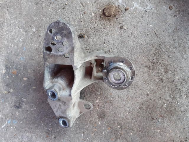 bontott AUDI A4 B7 Motor Tartó Bak Bal