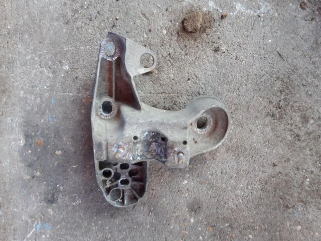 bontott AUDI A4 B7 Motor Tartó Bak Bal