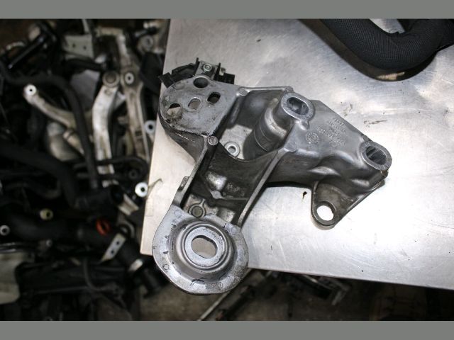 bontott AUDI A4 B7 Motor Tartó Bak (Fém)