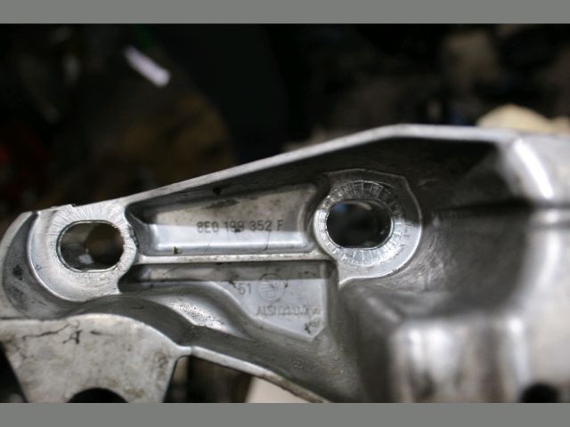 bontott AUDI A4 B7 Motor Tartó Bak (Fém)