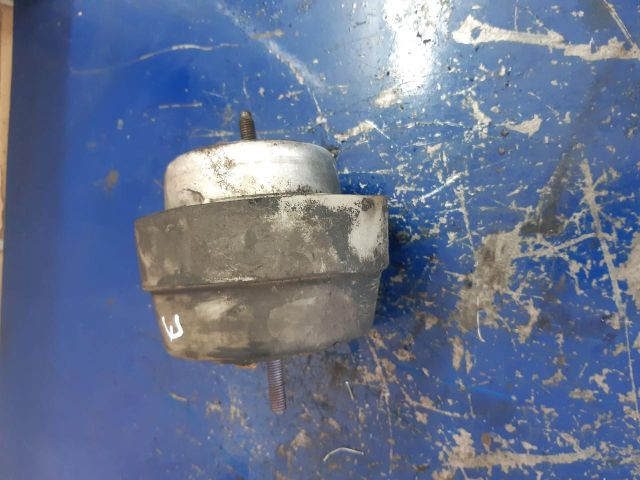 bontott AUDI A4 B7 Motor Tartó Bak Jobb