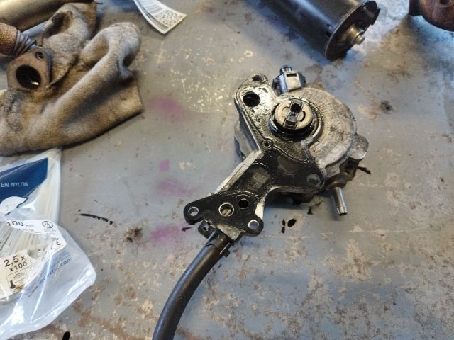 bontott AUDI A4 B7 Vákumpumpa