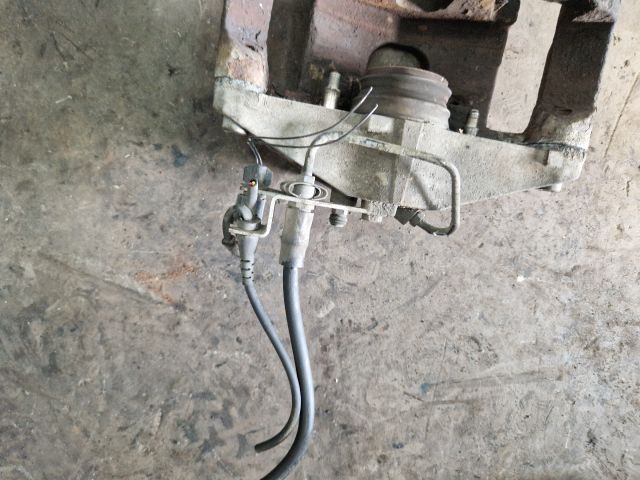 bontott AUDI A4 B7 Bal első Féknyereg Munkahengerrel