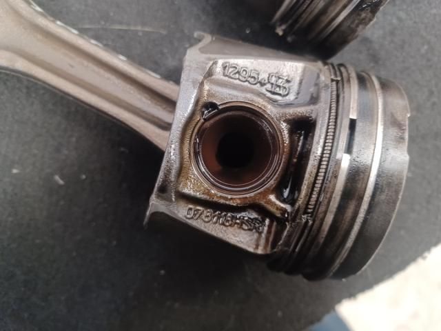 bontott AUDI A4 B7 Dugattyú