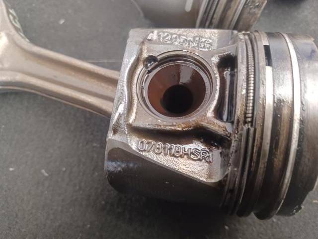 bontott AUDI A4 B7 Dugattyú