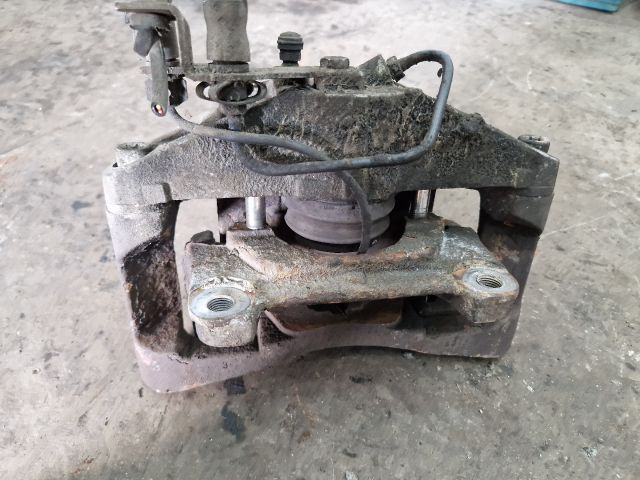 bontott AUDI A4 B7 Jobb első Féknyereg Munkahengerrel