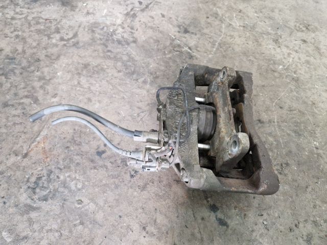 bontott AUDI A4 B7 Jobb első Féknyereg Munkahengerrel