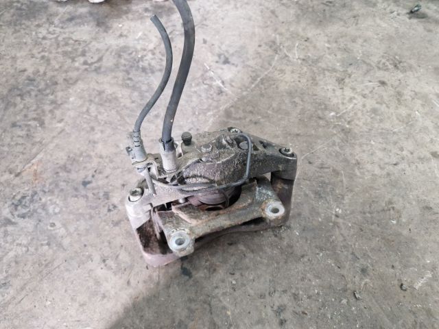 bontott AUDI A4 B7 Jobb első Féknyereg Munkahengerrel