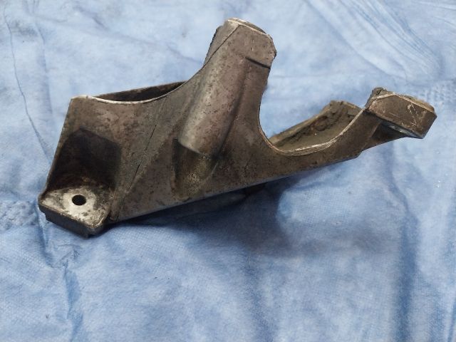 bontott AUDI A4 B7 Motor Tartó Bak (Fém)