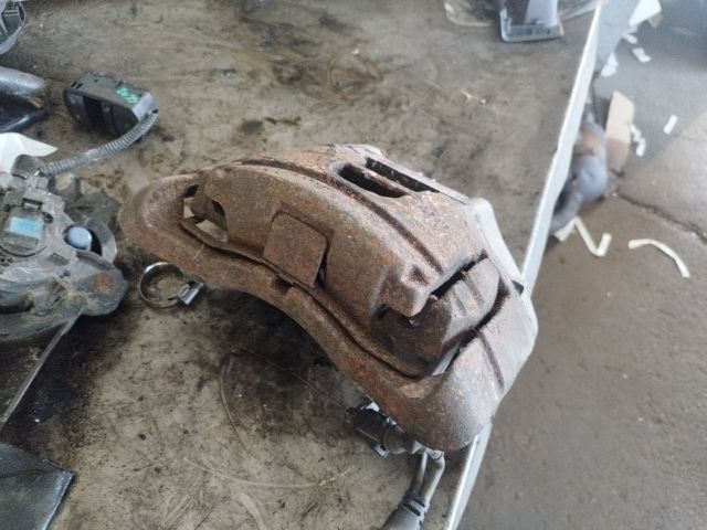 bontott AUDI A4 B7 Jobb első Féknyereg Munkahengerrel