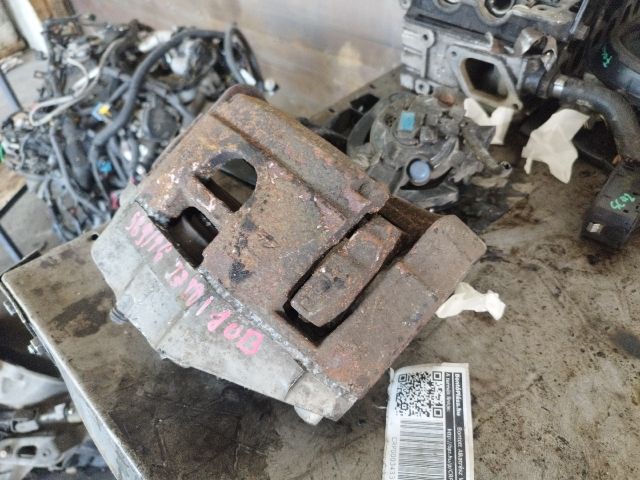 bontott AUDI A4 B7 Jobb első Féknyereg Munkahengerrel