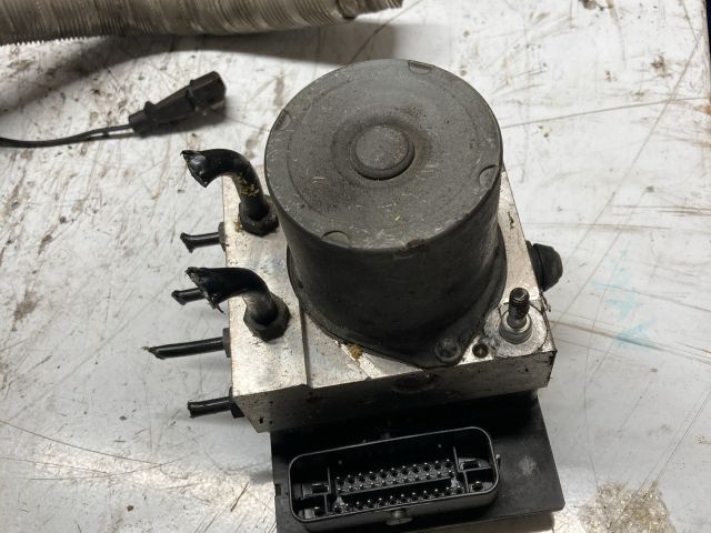 bontott AUDI A4 B7 ABS Kocka