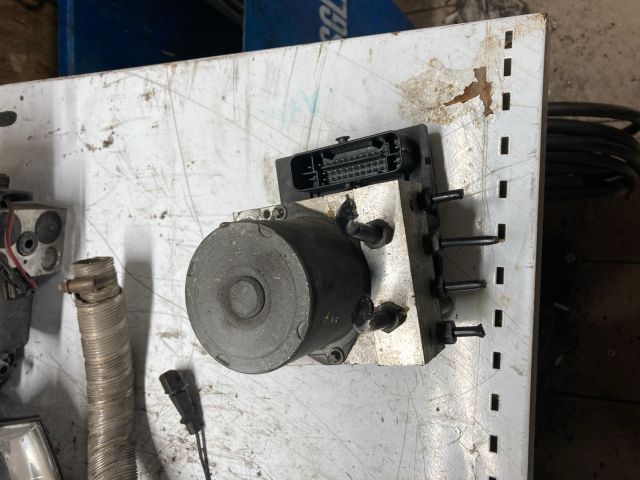 bontott AUDI A4 B7 ABS Kocka