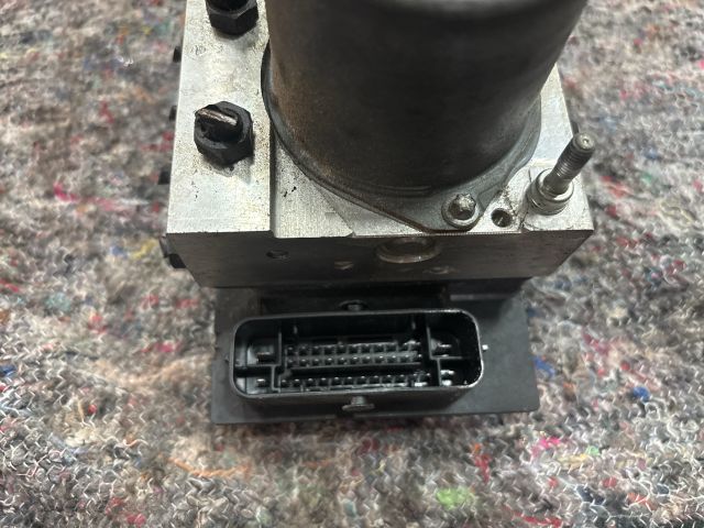 bontott AUDI A4 B7 ABS Kocka