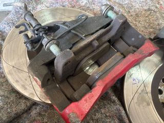 bontott AUDI A4 B7 Első Pár Fék Szett (Nyereg, Tárcsa, Betét)