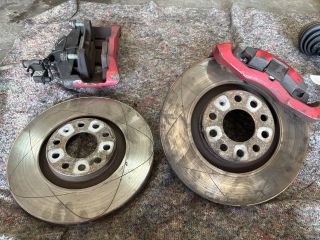 bontott AUDI A4 B7 Első Pár Fék Szett (Nyereg, Tárcsa, Betét)