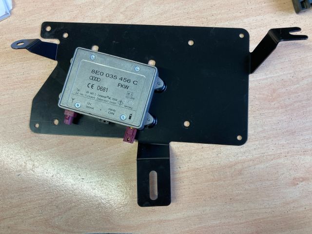 bontott AUDI A4 B7 Antenna Erősítő