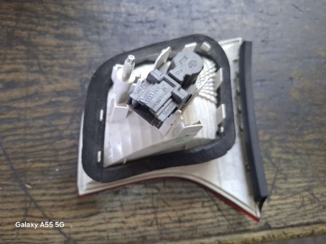 bontott AUDI A4 B7 Bal Belső Hátsó Lámpa