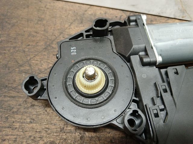 bontott AUDI A4 B7 Bal első Ablakemelő Motor