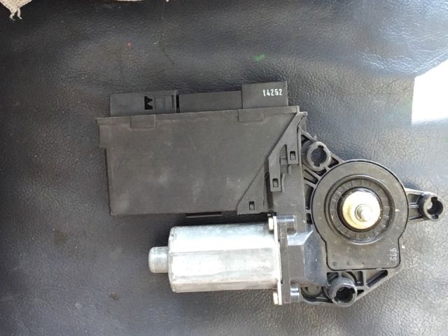 bontott AUDI A4 B7 Bal első Ablakemelő Motor