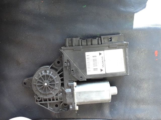 bontott AUDI A4 B7 Bal első Ablakemelő Motor
