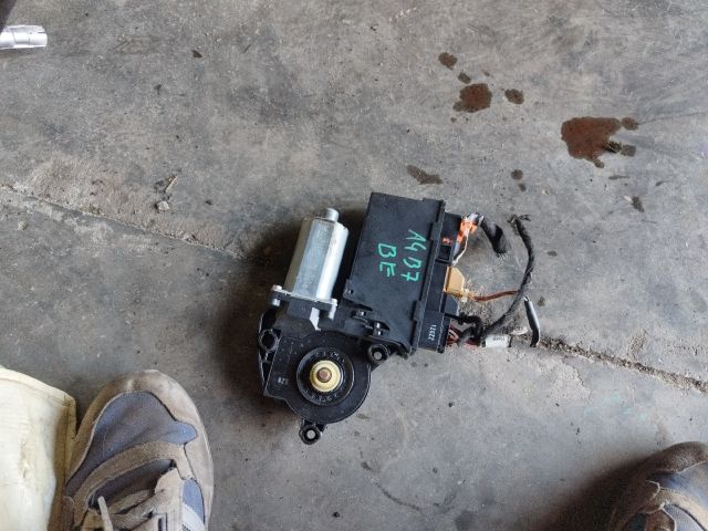 bontott AUDI A4 B7 Bal első Ablakemelő Motor