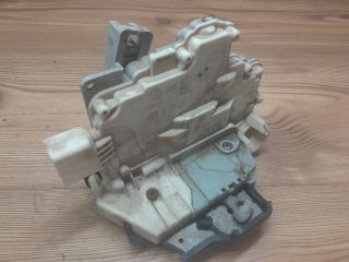 bontott AUDI A4 B7 Bal első Ajtózár