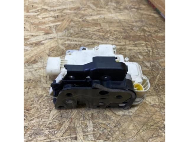 bontott AUDI A4 B7 Bal első Ajtózár