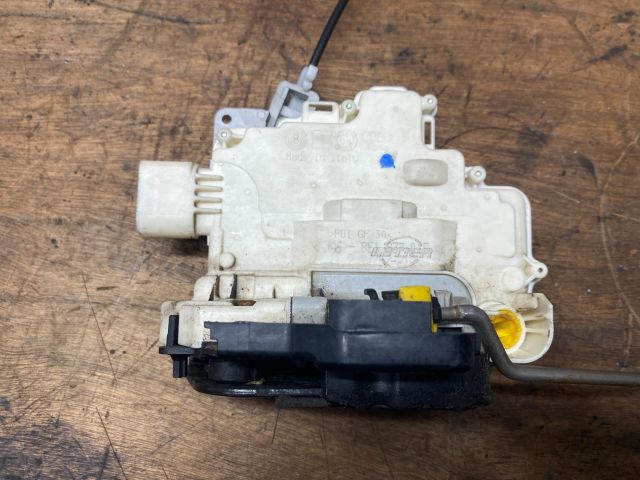 bontott AUDI A4 B7 Bal első Ajtózár