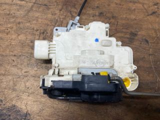 bontott AUDI A4 B7 Bal első Ajtózár