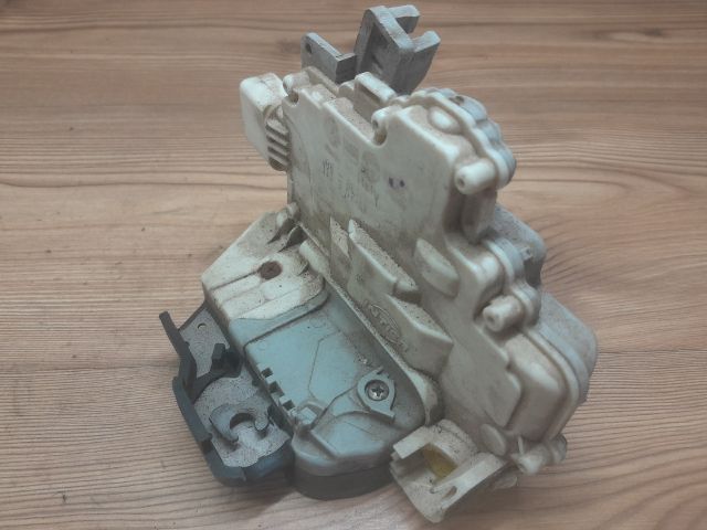 bontott AUDI A4 B7 Bal első Ajtózár