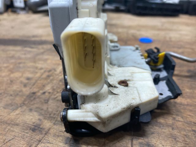 bontott AUDI A4 B7 Bal első Ajtózár