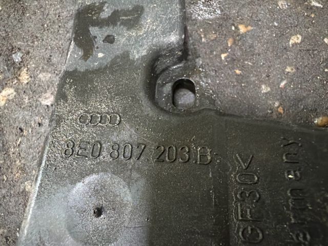 bontott AUDI A4 B7 Bal első Oldal Lökhárító Tartó (Műanyag)