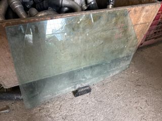 bontott AUDI A4 B7 Bal hátsó Ablak