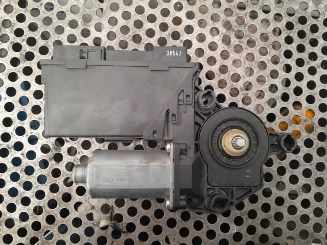 bontott AUDI A4 B7 Bal hátsó Ablakemelő Motor