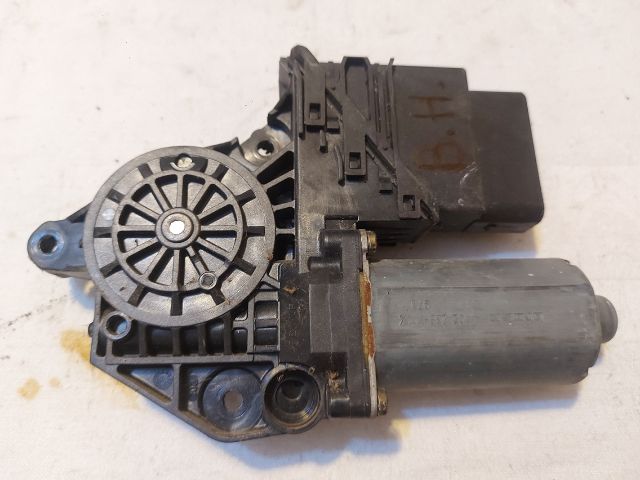 bontott AUDI A4 B7 Bal hátsó Ablakemelő Motor