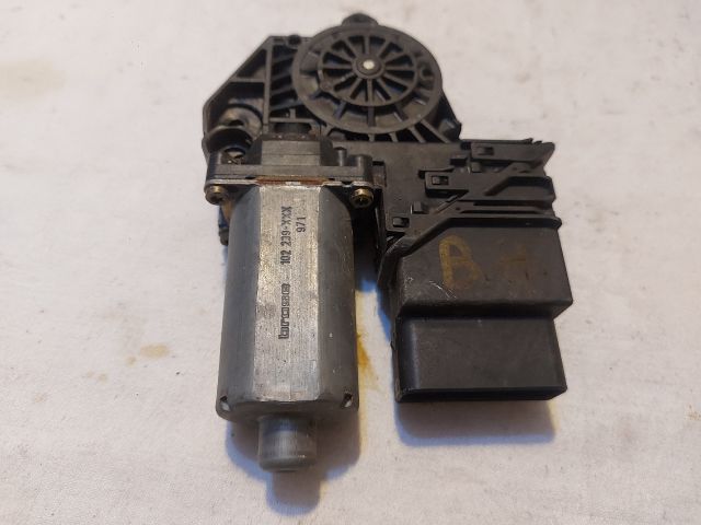 bontott AUDI A4 B7 Bal hátsó Ablakemelő Motor