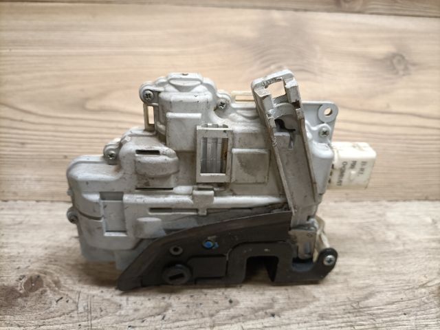 bontott AUDI A4 B7 Bal hátsó Ajtózár