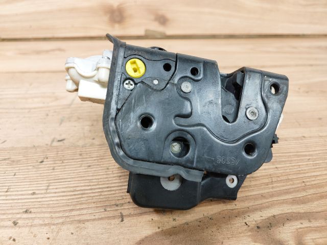 bontott AUDI A4 B7 Bal hátsó Ajtózár