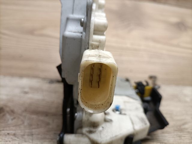 bontott AUDI A4 B7 Bal hátsó Ajtózár