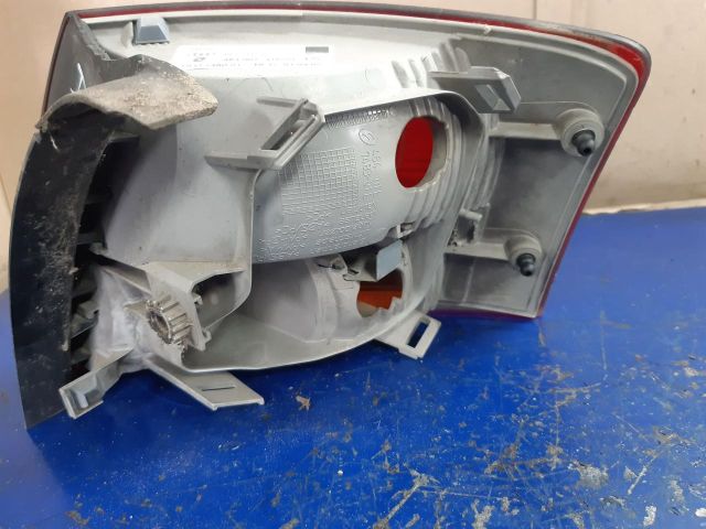 bontott AUDI A4 B7 Bal hátsó Lámpabúra